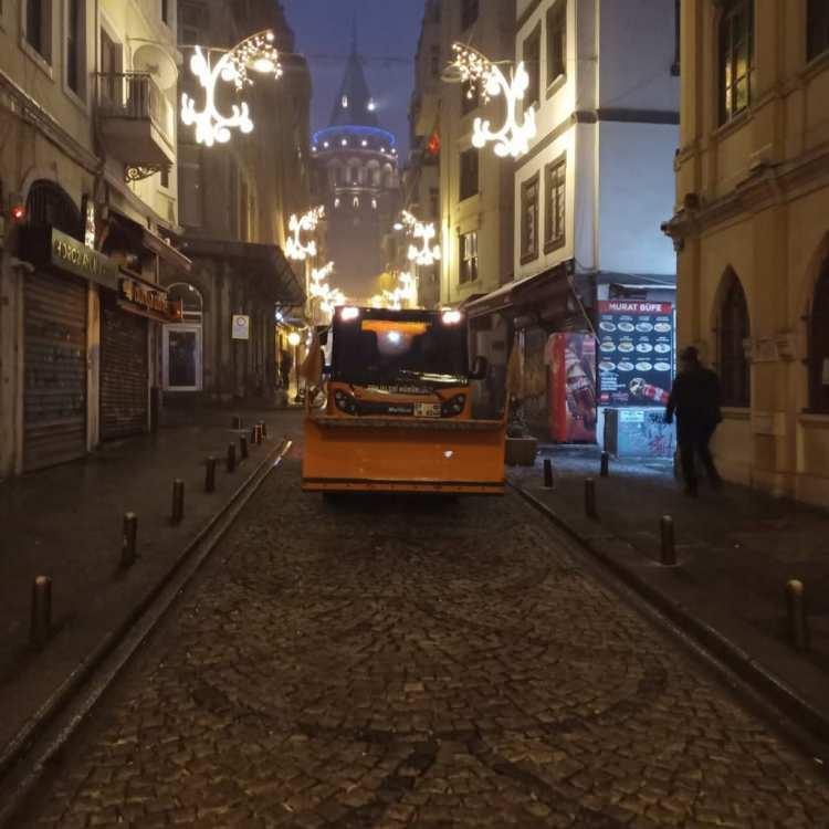 <p><strong>Beyoğlu Belediyesi 7/24 sahada</strong></p>
<p>Beyoğlu Belediyesi sosyal medya hesabından yapılan açıklamada, "Beyoğlu’nda tuzlama ve küreme çalışmalarımızı aralıksız şekilde sürdürüyoruz." ifadelerine yer verildi.</p>