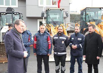 <p><strong>Zeytinburnu görev başında</strong></p>
<p>Zeytinburnu Belediye Başkanı Ömer Arısoy da, yaptığı paylaşımla daima görev başında olduklarını duyurdu:</p>
<p>"İstanbul’da beklenen yoğun kar yağışına hazırız.</p>
<p>Çözüm Merkezimiz de 24 saat görev başında.</p>
<p>☎️ 444 1984</p>
<p> </p>