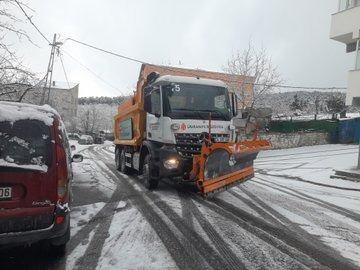 <p><strong>Ümraniye önlemini aldı</strong></p>
<p>Ümraniye Belediyesi de sosyal medya hesabından yaptığı açıklamada vatandaşlara acil durumlarda belediyeye ulaşabilecekleri telefon numarasını paylaştı:</p>
<p>"Zaman zaman etkisini artıran kar yağışına karşı ilçemiz genelinde olumsuzluk yaşanmaması adına ekiplerimiz çalışmalarını sürdürüyor. </p>