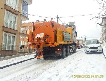 <p><strong>Ümraniye önlemini aldı</strong></p>
<p>Ümraniye Belediyesi de sosyal medya hesabından yaptığı açıklamada vatandaşlara acil durumlarda belediyeye ulaşabilecekleri telefon numarasını paylaştı:</p>
<p>"Zaman zaman etkisini artıran kar yağışına karşı ilçemiz genelinde olumsuzluk yaşanmaması adına ekiplerimiz çalışmalarını sürdürüyor. </p>