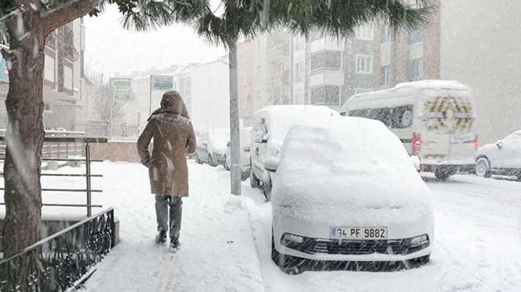 <p>METEOROLOJİ'DEN KAR YAĞIŞI UYARISI</p>

<p>Ülkemizin bugünden (07.03.2022) itibaren batı bölgelerimizden başlamak üzere yeni bir yağışlı sistemin etkisine girmesi bekleniyor. Halen mevsim normalleri civarında seyreden hava sıcaklıklarının, Balkanlar ve Karadeniz üzerinden gelecek olan soğuk hava nedeniyle, hafta boyunca azalarak kuzey, iç ve batı bölgelerde, hafta sonunda ise yurt genelinde mevsim normallerinin 6 ilâ 10 derece altına düşeceği tahmin ediliyor.</p>
