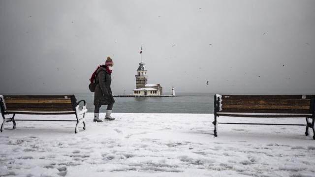 <p>İstanbul: Hafta ortasına kadar aralıklarla yağmur ve sağanak şeklinde görülecek olan yağışların, 09.03.2022 (Çarşamba) günü yüksek kesimlerde, 10.03.2022 (Perşembe) günü il genelinde karla karışık yağmur ve kar şekline dönerek, önümüzdeki hafta başına kadar zaman zaman kuvvetli olacağı tahmin ediliyor. Kar yağışlarının, İstanbul’un güneyinde orta kuvvette, kuzey ve yüksek kesimlerinde ise yer yer yoğun olacak şekilde örtü yapması bekleniyor. Kademeli olarak azalacak olan hava sıcaklıklarının, hafta ortasından sonra mevsim normallerinin 6 ilâ 8 derece altına düşmesi bekleniyor. Haftanın ikinci yarısında gün içerisindeki en yüksek sıcaklığın 3 derece dolayında olacağı tahmin ediliyor.</p>