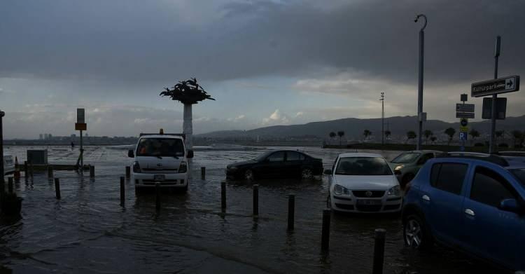<p>İzmir: Yağışların, 10.03.2022 (Perşembe) gününe kadar aralıklarla sağanak ve yer yer gök gürültülü sağanak şeklinde görüleceği tahmin ediliyor. Sıcaklıkların, 09.03.2022 (Çarşamba) gününden itibaren hissedilir derecede (6 ilâ 8 derece) azalarak mevsim normallerinin altına düşmesi ve haftanın ikinci yarısında gün içerisindeki en yüksek sıcaklığın 6 derece dolayında olması bekleniyor.</p>
<p>Vatandaşlarımızın ve yetkililerin Meteoroloji Genel Müdürlüğü’nün yayınlayacağı güncel hava tahmin ve uyarı raporlarını takip etmeleri önem arz etmektedir.</p>