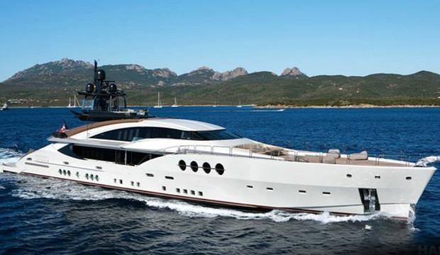 <p>İtalya'da ise San Remo limanındaki İngiliz Virgin Adaları bandıralı 132 metrelik süper yat Lena'ya el kondu. Yetkililer, teknenin Putin'in en yakınlarından ve Avrupa Birliği'nin son yaptırım listesinde yer alan Gennady Timchenko'ya ait olduğunu açıkladı. </p>

<p> </p>
