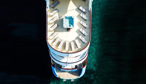 <p>İngiliz medyasındaki haberlere göre ABD ve Avrupa'nın peşine düştüğü oligarkların 25 metreden daha uzun olan ve süperyat sınıfına giren 56 gemisi bulunuyor ve toplam değeri 5.5 milyar dolar civarında. Yatların bazıları yaptırımlardan uzak güvenli sularda demirleyip yetkililerle saklambaç oynamaya devam ederken, Akdeniz sularındaki bazı yatlara ise el konduğu ortaya çıktı. Peki bu yatlar nerede, sahipleri kim?</p>
<p> </p>