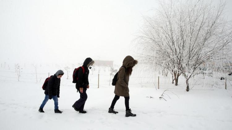 <p>Açıklamada, meteorolojiden alınan son verilere göre bölgedeki olumsuzlukları önlemek için, Bayramiç ve Biga`da taşımalı eğitime, Çan ve Yenice`de ise tüm okullarda eğitim ve öğretime 11 Mart`ta, bir gün ara verildiği, il merkezi ve diğer ilçelerde şu an için bir olumsuzluk bulunmadığı vurgulandı.</p>

<p> </p>
