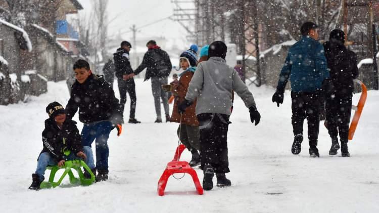 <p><strong>ZONGULDAK</strong></p>

<p>Zonguldak`ta olumsuz hava koşulları nedeniyle yarın eğitime ara verildiği açıklandı. Valilikten yapılan açıklamaya göre, son meteorolojik uyarılara göre kuvvetli kar yağışı beklentisi ile ulaşımda aksamalar, buzlanma ve don olayı tehlikesinin bulunduğu vurgulandı.</p>
