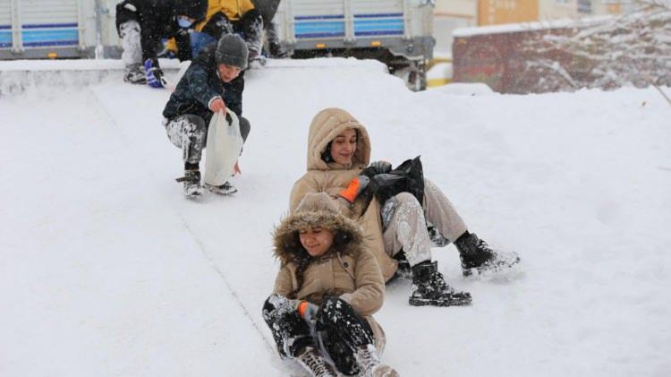 <p><strong>KAYSERİ</strong></p>

<p>Kayseri'de yoğun kar yağışı nedeniyle eğitime bir gün ara verildi.</p>

<p>Vali Şehmus Günaydın, Twitter hesabından yaptığı açıklamada, şu ifadelere yer verdi:</p>

<p>"İlimiz merkez ve bütün ilçelerimizde yoğun kar yağışı nedeniyle 11.03.2022 tarihinde eğitim öğretimin her kademesine (rehabilitasyon merkezleri dahil ) ara verilmiştir. Hamile, engelli ve gazi personelimiz idari izinli sayılacaktır."</p>
