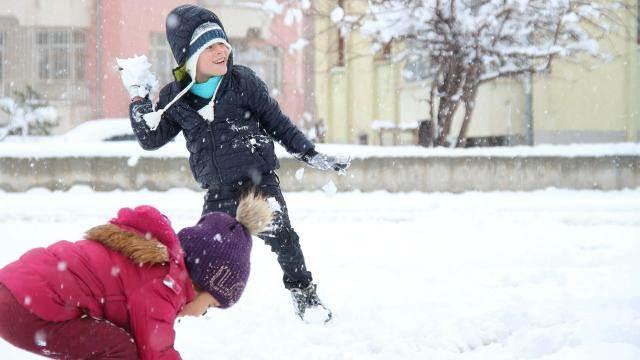 <p><strong>IĞDIR</strong></p>

<p>Iğdır'da kar yağışından dolayı bazı köy okullarında bugün eğitime ara verildi.</p>

<p>İl Milli Eğitim Müdürlüğünden yapılan açıklamada, bölgede dün etkili olan kar yağışı nedeniyle yüksek kesimli bölgelerde yolların ulaşıma kapandığı, ayrıca buzlanma yaşandığı belirtildi.</p>

<p>Açıklamada, bu nedenlerle Aşağı Civanlı, Yukarı Civanlı, Osmanköy, Sarıbulak, Abbasgöl ve Katırlı köylerinde eğitime bugün ara verildiği kaydedildi.</p>
