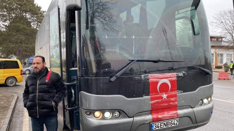 <p>Sağlık Bakanlığı tarafından Ukrayna sınırının sıfır noktasına kurulan sahra hastanesinde uzman doktor, acil ambulans bakım teknikeri ve acil tıp teknisyeninden oluşan 10 kişilik sağlık ekibi, iki UMKE acil müdahale aracı ve bir adet UMKE arazi aracı İle hizmet veriyor.</p>