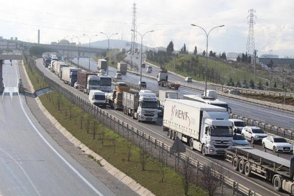 <p>Yoğun kar yağışı beklentisiyle TIR ve kamyonların ikinci duyuruya kadar İstanbul’a girmesinin yasaklanması nedeniyle Kocaeli'nin Çayırova ilçesi TEM yolunda, 8 kilometrelik TIR ve kamyon kuyruğu oluştu.</p>