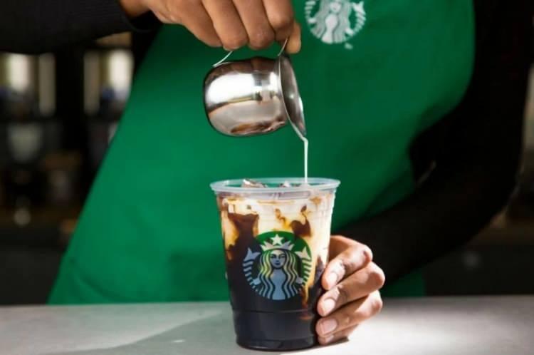 <p>Johnson, şirketin ülkedeki lisanslı ortağının operasyonlarını derhal durdurmayı kabul ettiğini ve "Rusya'da geçimleri için Starbucks'a bağlı yaklaşık 2 bin ortağa" destek sağlayacağını kaydetti.</p>
<p> </p>