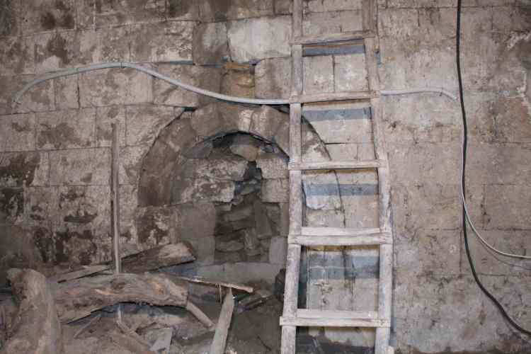 <p>Mardin'in Artuklu ilçesine bağlı Teker Mahallesi’nde bulunan 1700 yıllık tarihe sahip olan Mor Yuhanna Kilisesi, içinde 3 kardinal mezarı, 2 tünel ve vaftiz yeri bulunduruyor.</p>
