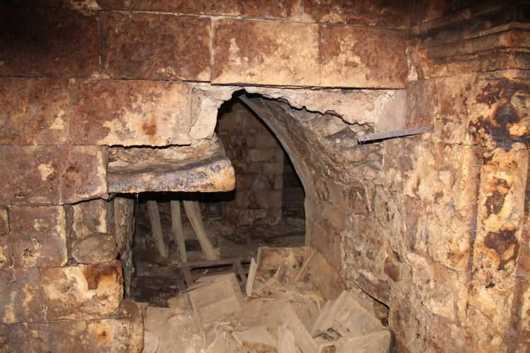 <p>Son hali ile kilise olarak kalan yapı, daha sonra marangozhane ve depo olarak kullanıldı. Babası tarafından kendisine miras kalan kiliseyi satılığa çıkaran Murat Tekcan, 7 milyon 250 bin lira fiyat biçtiği kiliseye danışmanının kendisinden habersiz fiyat düşürmesi ile 4,5 milyondan alıcı bekliyor.</p>

