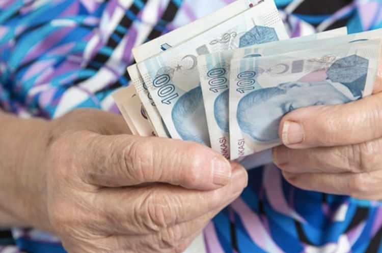 <p><strong>HALKBANK</strong><br />
</p>
<p>Maaşa göre 500, 625, 750 lira ödüyor.<br />
</p>
<p><strong>INGBANK</strong></p>
<p>Maaşını taşıyanlara maaşa göre 1.675, 2.100, 2.500 lira veriyor. Ayrıca emekli arkadaşını getirenlere her yeni maaş müşterisi için 250 lira ödüyor.</p>