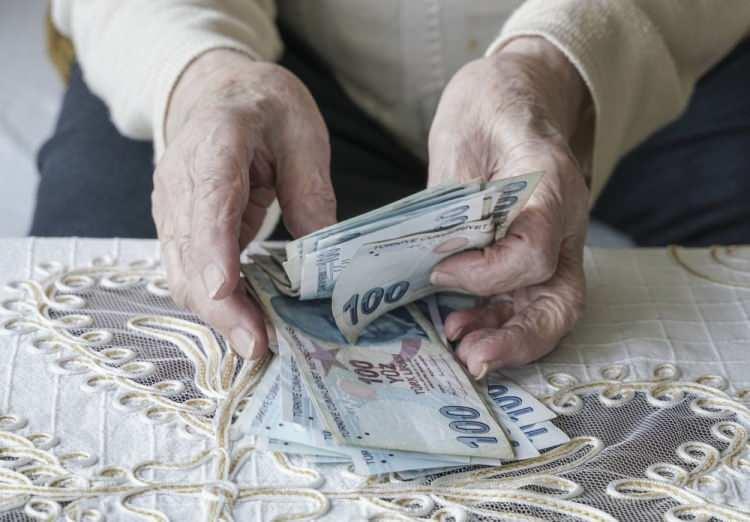 <p><strong>ŞEKERBANK<br />
</strong></p>
<p>Maaşını taşıyanlara maaşa göre 1.500, 1.750, 2.000 lira veriyor.</p>
<p>Yeni edinilen emekli müşterilere, 2 fatura ödeme talimatı vermeleri halinde maaşa göre 1.850, 2.300, 2.750 lira ödüyor. Ayrıca emekli yakınını getirenler de her bir kişi için 250 lira kazanabiliyor.</p>