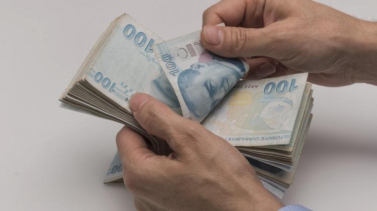 <p><strong>YAPI KREDİ<br />
​</strong></p>

<p>Maaşa göre 1.650, 2.100, 2.500 lira ödüyor. Emekli yakınını getirenlere de getirdikleri her kişi için 250 lira ödüyor.<br />
 </p>

<p><strong>ZİRAAT BANKASI</strong></p>

<p>Maaşa göre 500, 625, 750 lira ödeme yapıyor.</p>
