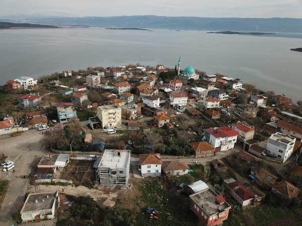 <p>YUVASI İZLENEBİLİYOR</p>

<p> </p>

<p> ‘Yaren Leylek ve Adem Amca’ hikayesi Doğa Fotoğrafçısı Alper Tüydeş tarafından ortaya çıkarıldıktan sonra, doğaseverler tarafından da ilgiyle takip edilmeye başlandı. 2019 yılında ise Karacabey Belediyesi’nin katkılarıyla, Yönetmen Burak Doğansoysal tarafından filme alındı ve Prag Film Ödülleri'nde En İyi Belgesel ödülünü kazandı. Karacabey Belediyesi, Yaren Leylek ve eşinin bulunduğu yuvanın internet üzerinden 7 gün 24 saat canlı yayın ile izlenebilmesi amacıyla, www.yarenleylek.com sitesini devreye aldı. Böylelikle, Yaren leylek kendisini merakla bekleyenler tarafından takip edilebiliyor. (DHA)</p>
