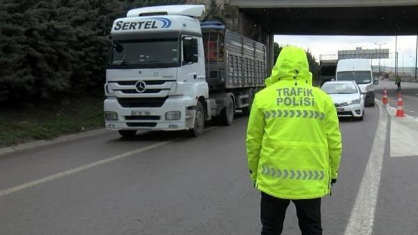 <p>İstanbul Valiliği, Anadolu ve Trakya istikametlerinden İstanbul'a seyahat eden TIR ve kamyonların kontrollü girişine izin verileceğinin açıklanmasının ardından TEM Otoyolu Şekerpınar'daki kontrol noktasında polis ekipleri araçların girişlerine izin verdi.</p>
