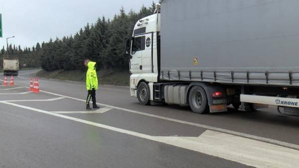 <p>İstanbul Valisi Ali Yerlikaya, Anadolu ve Trakya'dan İstanbul'a gelen TIR ve kamyonlara kontroll&uuml; olarak izin verildiğini a&ccedil;ıkladı. Vali Yerlikaya'nın sosyal medyadan yaptığı a&ccedil;ıklamada, "Anadolu ve Trakya istikametlerinden İstanbul'a seyahat eden TIR ve Kamyonların ilimize girişine kontroll&uuml; olarak izin verilmektedir." ifadeleri yer aldı.</p>
