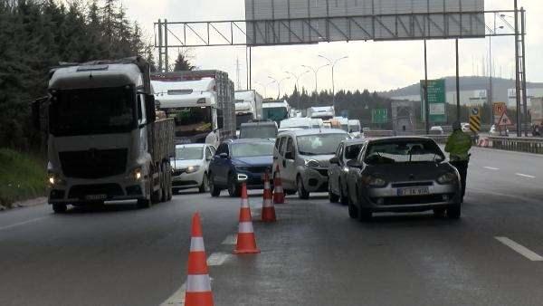 <p>&nbsp;A&ccedil;ıklamanın ardından TEM Otoyolu Şekerpınar'daki kontrol noktasında polis ekipleri TIR ve kamyonların İstanbul'a girişlerine izin verdi. Dinlenme tesislerinde bekleyen TIR ve kamyonların da İstanbul'a doğru hareket ettikleri g&ouml;r&uuml;ld&uuml;.</p>
