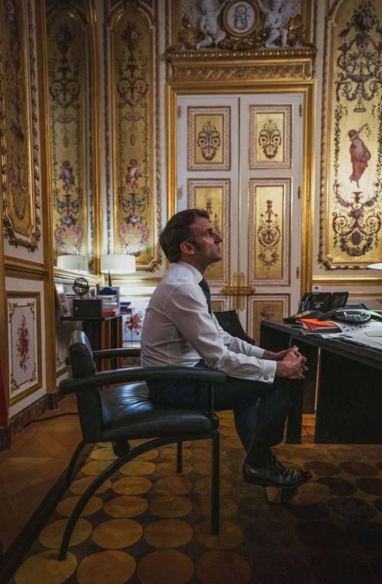 <p>DÜŞÜNCELİ MACRON OBJEKTİFLERE YANSIDI</p>

<p>Macron'un son derece düşünceli, yorgun ve ayrıca hayal kırıklığına uğradığı anlar objektiflere yansıdı.</p>
