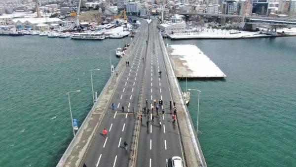 <p>İstanbul Unkapanı Köprüsü'nde bağlantı noktasında ayrılma nedeniyle köprü ulaşıma kapandı.</p>
