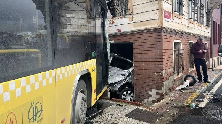 <p>Çubuklu Caddesi feribot iskelesi durağındaki Birol E'nin kullandığı İETT'ye bağlı özel halk otobüsü, yolcularını aldıktan sonra Üsküdar yönünde devam ederken gaz pedalının takılması sonucu karşı yönden gelen İETT'ye bağlı özel halk otobüsüne çarptı.</p>
