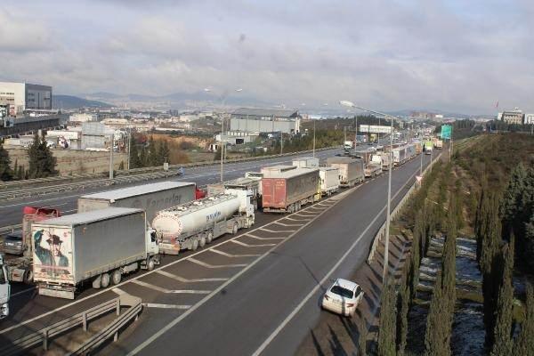 <p>Kocaeli’nin Çayırova ilçesindeki TEM yolu Şekerpınar gişeleri ve D-100 yolu Kocaeli-İstanbul sınırında önlem alan trafik ekipleri, TIR ve kamyonlar sürücülerinin İstanbul’a geçişine izin vermedi.</p>