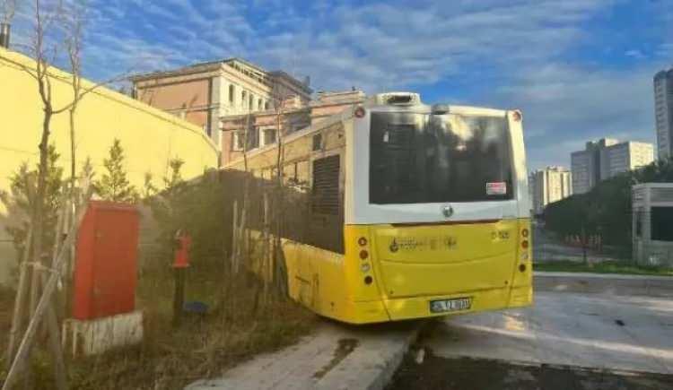 <p>19 Aralık'ta ATAŞEHİR'de freni boşalan İETT otobüsü kontrolden çıkarak önce park halindeki bir otomobile, ardından Maliye Bakanlığı'na ait binanın duvarına çarptı.</p>

<p> </p>
