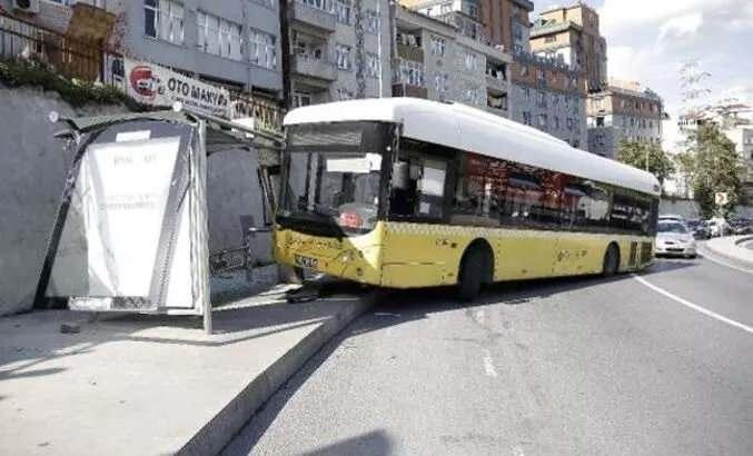 <p>16 Ekim'de Kağıthane'de kontrolden çıkan İETT otobüsü, durağa çarptı.</p>
