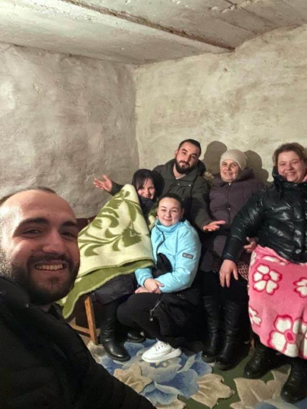 <p>Kiev Teknik Üniversitesi Yazılım Mühendisliği 3'üncü sınıf öğrencisi Ahmet Çilekli, Rusya'nın saldırılarına başladığı ilk günlerde, kendi evlerinde sığınak bulunmadığı için Ukraynalı arkadaşlarının anneannesinin evine gitti.</p>
