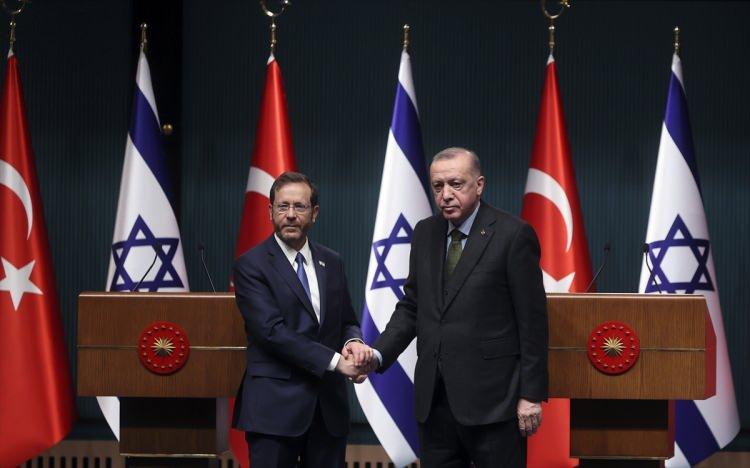 <p>Cumhurbaşkanı Recep Tayyip Erdoğan ve İsrail Cumhurbaşkanı Isaac Herzog, Cumhurbaşkanlığı Külliyesi'ndeki görüşmenin ardından ortak basın toplantısı düzenledi.</p>