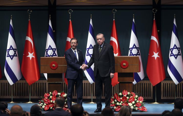 <p>Cumhurbaşkanı Recep Tayyip Erdoğan ve İsrail Cumhurbaşkanı Isaac Herzog, Cumhurbaşkanlığı Külliyesi'ndeki görüşmenin ardından ortak basın toplantısı düzenledi.</p>
