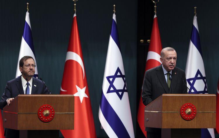 <p>Cumhurbaşkanı Recep Tayyip Erdoğan ve İsrail Cumhurbaşkanı Isaac Herzog, Cumhurbaşkanlığı Külliyesi'ndeki görüşmenin ardından ortak basın toplantısı düzenledi.</p>