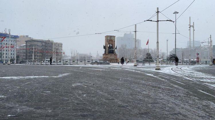 <p><strong>TAKSİM</strong></p>

<p>İstanbul'da beklenen karın etkisini artırmasıyla Taksim beyaza büründü.<br />
İstanbul'da günlerdir yapılan uyarıların ardından dün aralıklarla etkili olan kar yağışı bugün sabah saatlerinden itibaren etkisini iyice artırdı. Sabah işe gitmek için yola çıkan vatandaşlar karla karşılaştı. Taksim'de de aynı manzara vardı. Taksim Meydanı karın etkisiyle beyaza büründü.</p>
