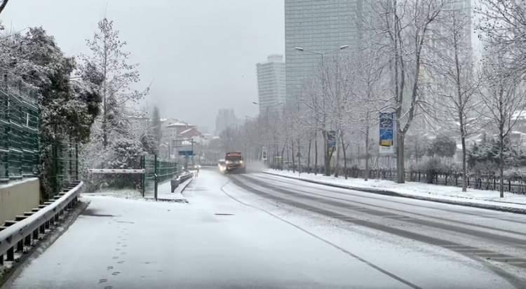 <p><strong>ŞİŞLİ</strong></p>
<p>İstanbul’da kar yağışı etkili oluyor. Şişli’de yolların karla kaplandığı görüldü.</p>
<p>Meteoroloji Genel Müdürlüğü’nden yapılan yoğun kar yağışı uyarısının ardından İstanbul’da kar yağışı etkili olmaya başladı.</p>
<p>Şişli’de yollar ve üst geçit karla kaplandı. Karla kaplanan yolda araçlar zor anlar yaşadı. Sabah işlerine gitmeye çalışan vatandaşların ise yağışa karşı hazırlıklı oldukları görüldü.</p>