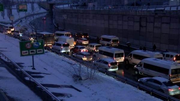 <p><strong>MAHMUTBEY</strong></p>

<p>İstanbul'da sabahın erken saatlerinde etkisini göstermeye başlayan kar yağışı, TEM Otoyolu Mahmutbey'de de trafiğe neden oldu.</p>

<p> </p>
