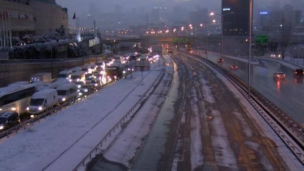 <p>Yağışın etkili olması ile birlikte Mahmutbey Edirne istikametinde araç trafiği yan yol üzerine verildi. Otoyoldan kar küreme araçlarının da geçtiği ve bazı vatandaşların servis araçlarına yol kenarında bindiği görüldü.</p>
