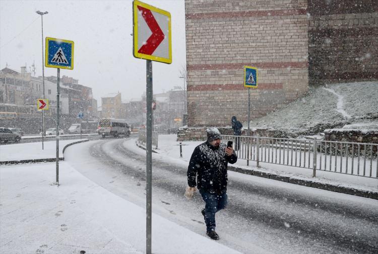 <p><strong>EDİRNEKAPI</strong></p>

<p>İstanbul'da sabah saatlerinde başlayan kar yağışı Edirnekapı ve çevresinde etkili oldu.</p>
