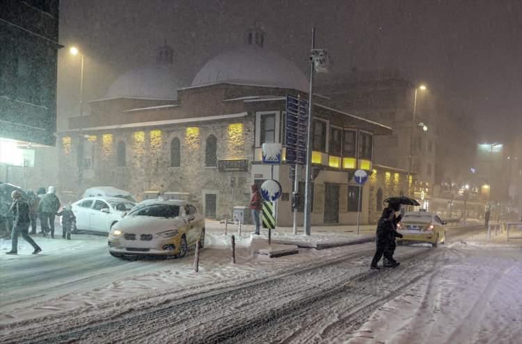 <p>İstanbul'da 9 Mart'tan bu yana aralıklarla devam eden kar yağışı, sabah saatlerinde etkisini artırdı.</p>

