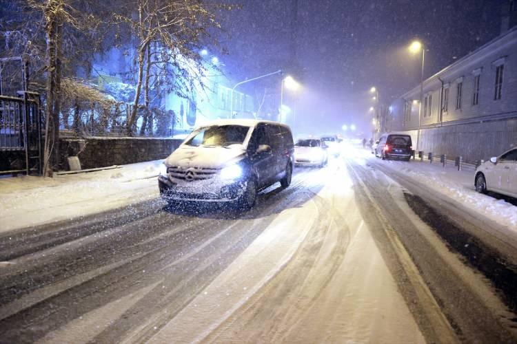 <p>Avrupa Yakası'nda TEM, Basın Ekspres, Mahmutbey Gişeleri ve E-5 üzerinde yoğun kar yağışı görülürken, Alibeyköy Cep Otogarı'nda otobüs çıkışları durduruldu.</p>
