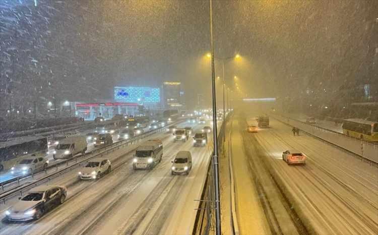 <p>Anadolu Yakası'nda Ümraniye ilçesinde sürücüler kar nedeniyle otoyolda ilerlemekte zorlandı. E5 Bostancı ve Kadıköy arasında ise trafik durma noktasına geldi.</p>
<p> </p>