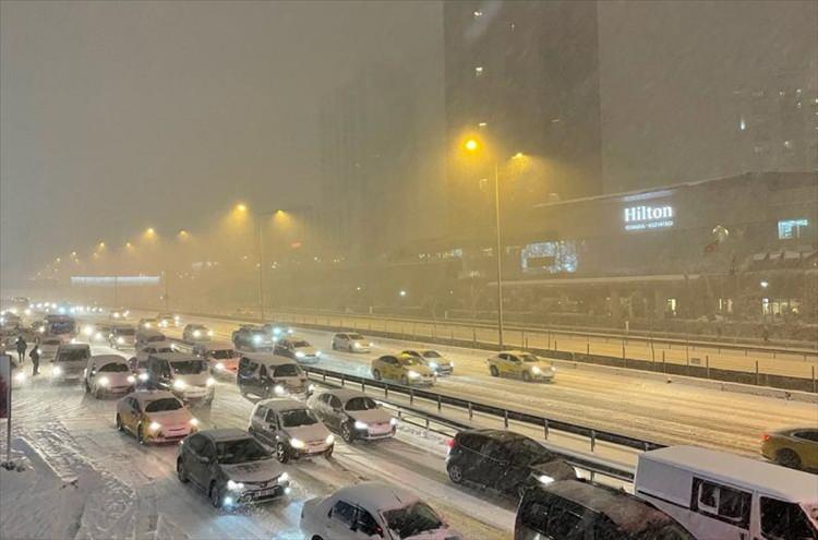 <p><strong>AYRAR İSTANBUL'U TERK EDİYOR</strong></p>

<p>Bugün öğle saatlerinden sonra etkisini kaybetmesi beklenen kar yağışlarıyla birlikte yetkililer ulaşımda aksamalar, buzlanma ve don, tipi gibi olumsuzluklara karşı dikkatli ve tedbirli olunması uyarısında bulundu.</p>
