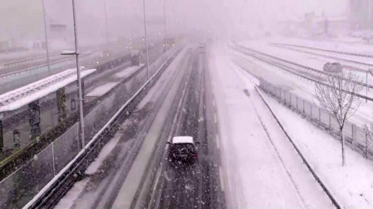 <p>İstanbul’da kar yağışı aniden bastırınca Cevizlibağ’daki E-5 karayolu beyaza büründü. Kar nedeniyle görüş mesafesinin düştüğü yolda araçlar ilerlemekte güçlük çekti.</p>
