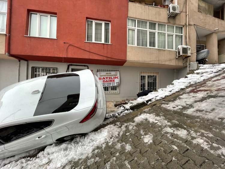 <p>Sürücünün direksiyon hakimiyetini kaybettiği araç önce yol kenarında bulunan bir duvara, ardından da bir binanın girişinde bulunan doğalgaz kutusuna çarptı ve doğalgaz kutusunu patlattı. Vatandaşların ihbarıyla olay yerine hemen itfaiye ve doğalgaz ekipleri sevk edildi. </p>