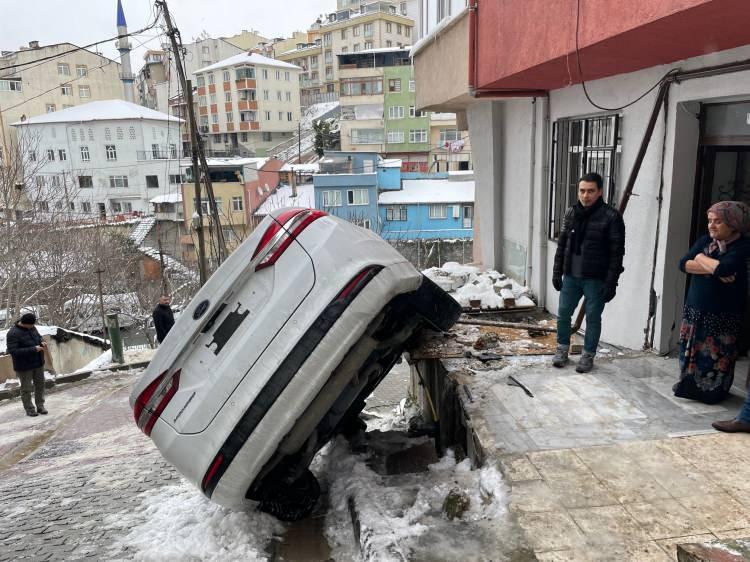 <p>Kazada can kaybı ve yaralanma yaşanmazken, arabada maddi hasar meydana geldi. Çarpmanın etkisiyle sokak bir anda gaz kokusuyla dolunca mahalleli büyük panik yaşadı.</p>
