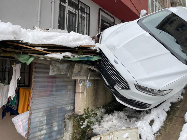 <p>“DIŞARISI OLDUĞU GİBİ GAZ KOKUYORDU”</p>
<p> </p>
<p>Aracın çarptığı binada oturan vatandaşlardan Ali Atalay, “Ben evde otururken bir gürültü patırtı geldi. Bir çıktım baktım gaz kaçağı var. Dışarısı olduğu gibi gaz kokuyordu. </p>