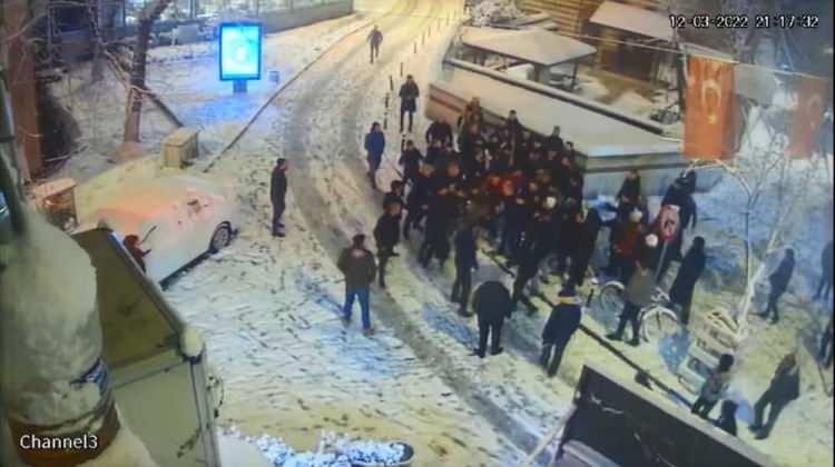 <p>Beyoğlu Tophane Parkı’nda akşam saatlerinde etkili olan kar yağışı sonrası parka gelen yaklaşık 50 kişiden oluşan 2 grup aralarında kartopu savaşı yapmaya başladı. Bir süre eğlenen grup arasında kartopu atma nedeniyle tartışma çıktı.</p>

<p> </p>
