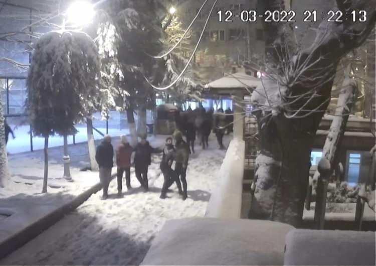 <p>Kısa sürede olay yerine gelen sağlık ekipleri yaralı 3 kişiyi yaptıkları ilk müdahalenin ardından ambulansla Okmeydanı Prof. Dr. Cemil Taşçıoğlu Hastanesine kaldırarak tedavi altına aldı. Diğer 3 yaralının ise özel araçlarla çevrede hastanelere götürüldüğü öğrenildi.</p>
